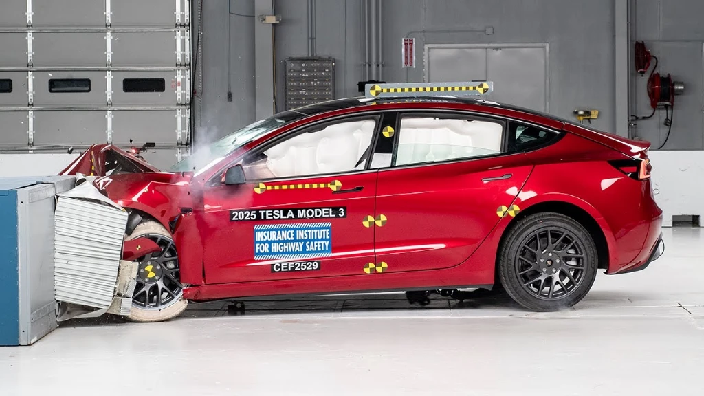 Відео дня: камери Tesla навчились прогнозувати аварії